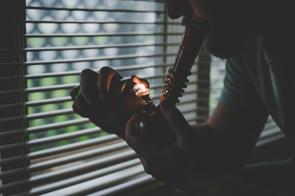 Which is Gentler on Your Lungs: Smoking Pipes or Bongs?插图1