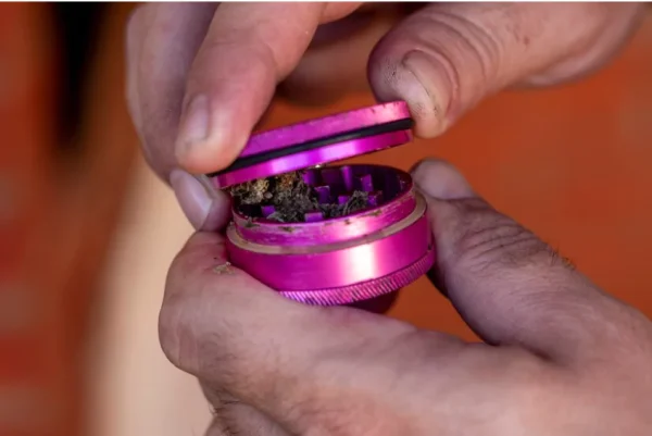 Exploring the Evolution of Weed Grinders: A Historical Perspective插图